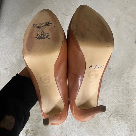 Michael Kors Hamilton Platform Leather Pumps Heels Caramel Tan Gold Lock - Picture 8 of 9